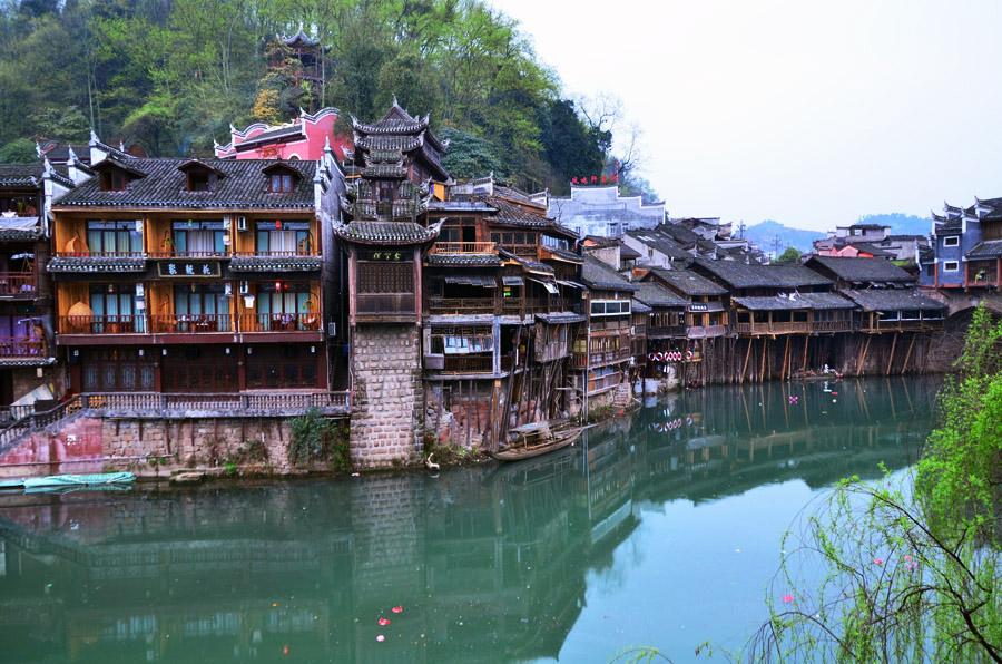  張家界國家森林公園、黃龍洞、鳳凰古城九景三晚四日游